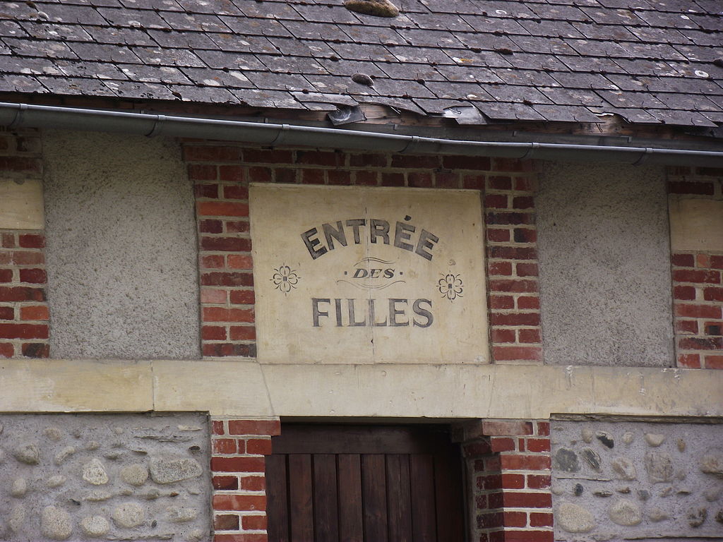 Entrée des filles de l'école de Vielle-Adour