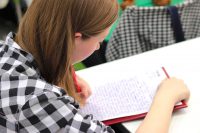 Les devoirs après la classe à l’école ou à la maison : un débat anachronique